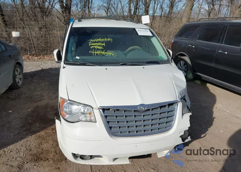 2010 Chrysler Town & Country Touring z USA, uszkodzony, nr VIN 2A4RR5D10AR413695